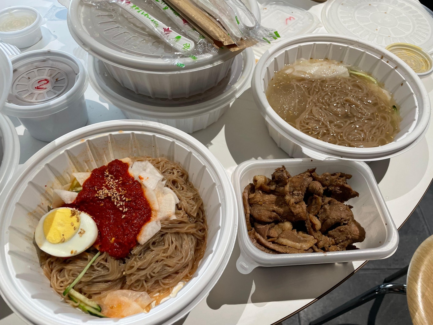 LE SSERAFIM 커뮤니티 포스트 - 여러분 덕분에 맛있는 점심 먹게 되었습니다 감사합니다 여름을 느끼는 물냉면 비빔냉면 고기….😂🥺🫶... 