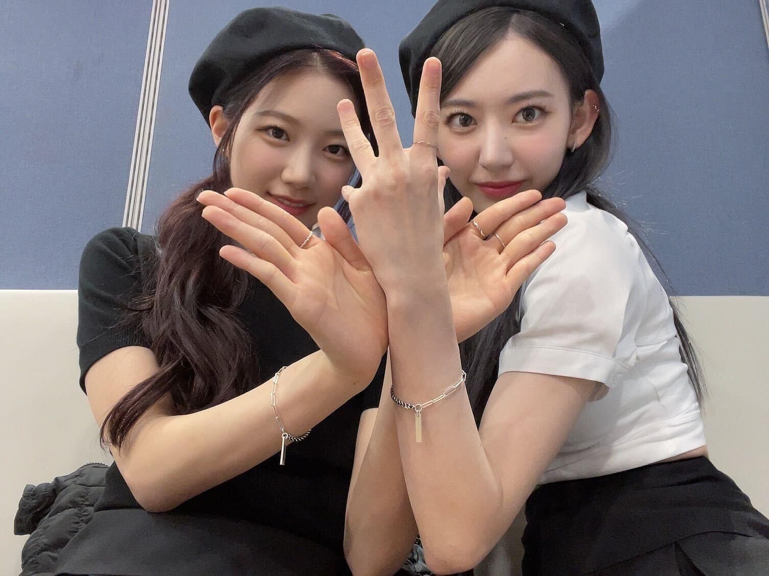 LE SSERAFIM Community Post - 대기실 에서 우리 꽃잎즈 포즈🌸🍃 생각