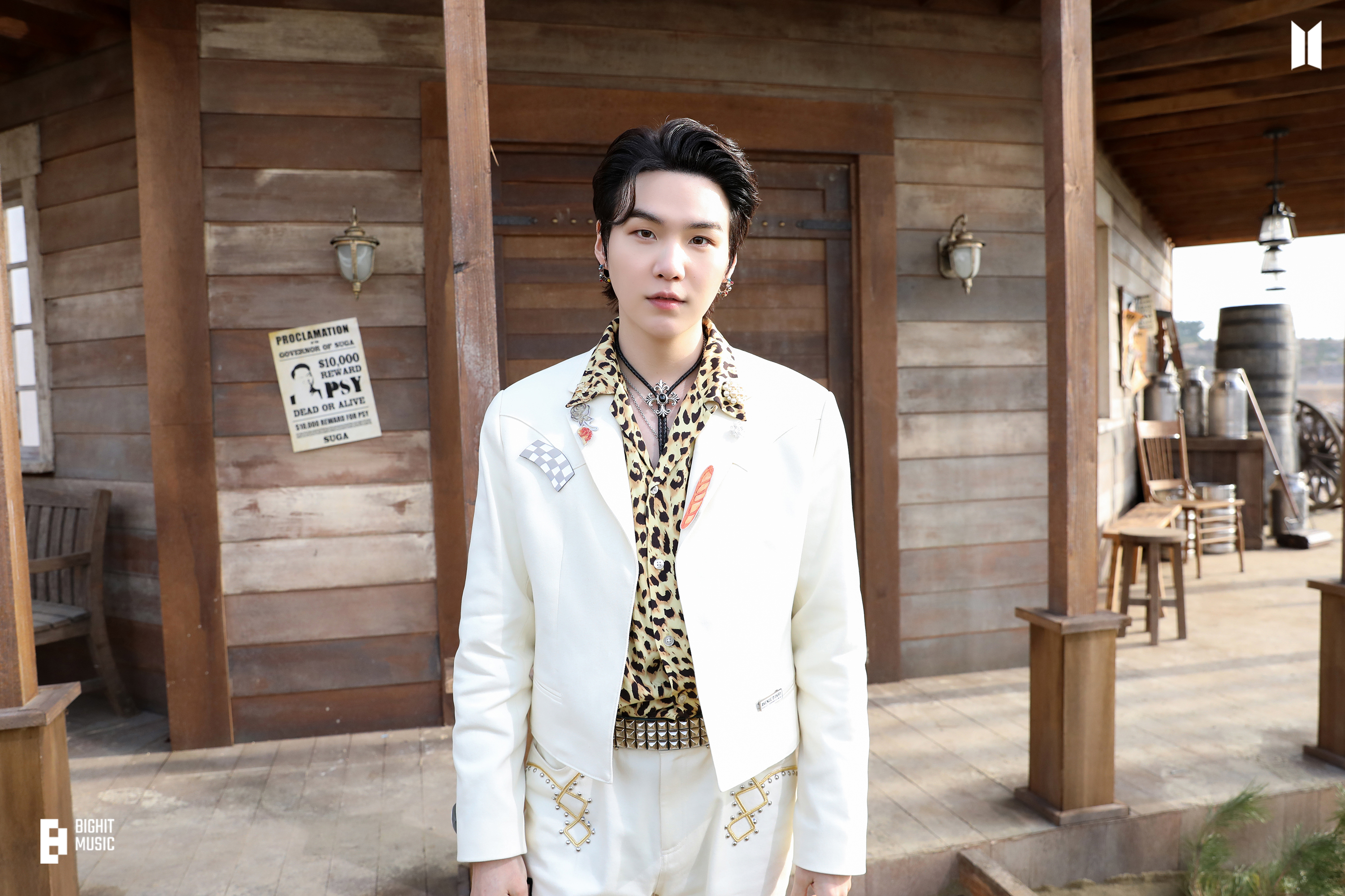 BTS  SUGA   脚立 BTS SUGA - Vogue Japan (August 2023 Issue Pictorial) : r/kpop
