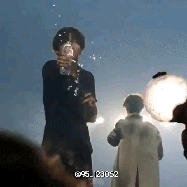 BTS Community Post - 이쁜 꽃밭에 물주는 우리쀠! 🌬🌸