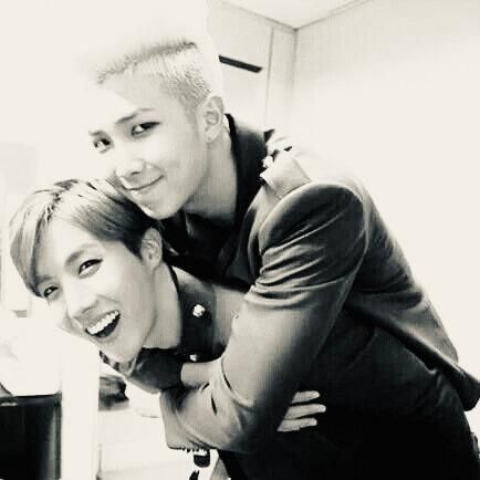 BTS Community Post - 👼💜👼 今日はクサズの日🐿️🐨💕 いつもお互い