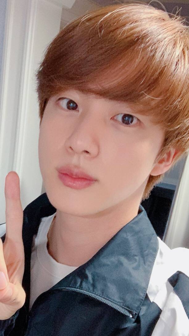 Bts Community Posts 💙💛 ︎jin Time ︎💛💙 ジンくんってセルカだとなんでこんなに可愛いの？ 何年も変わってないし💕💗💕💗💕💗 Weverse Twitter