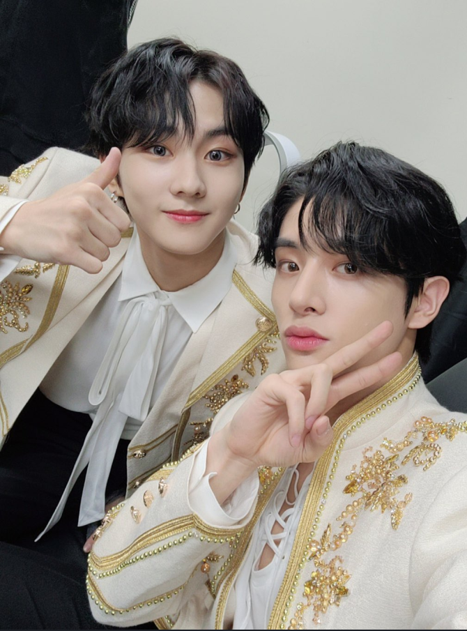 ENHYPEN Community Post ジェイク デンデンズ&デンニャンズセルカありがとう🥰 レイラは元気ですか💕