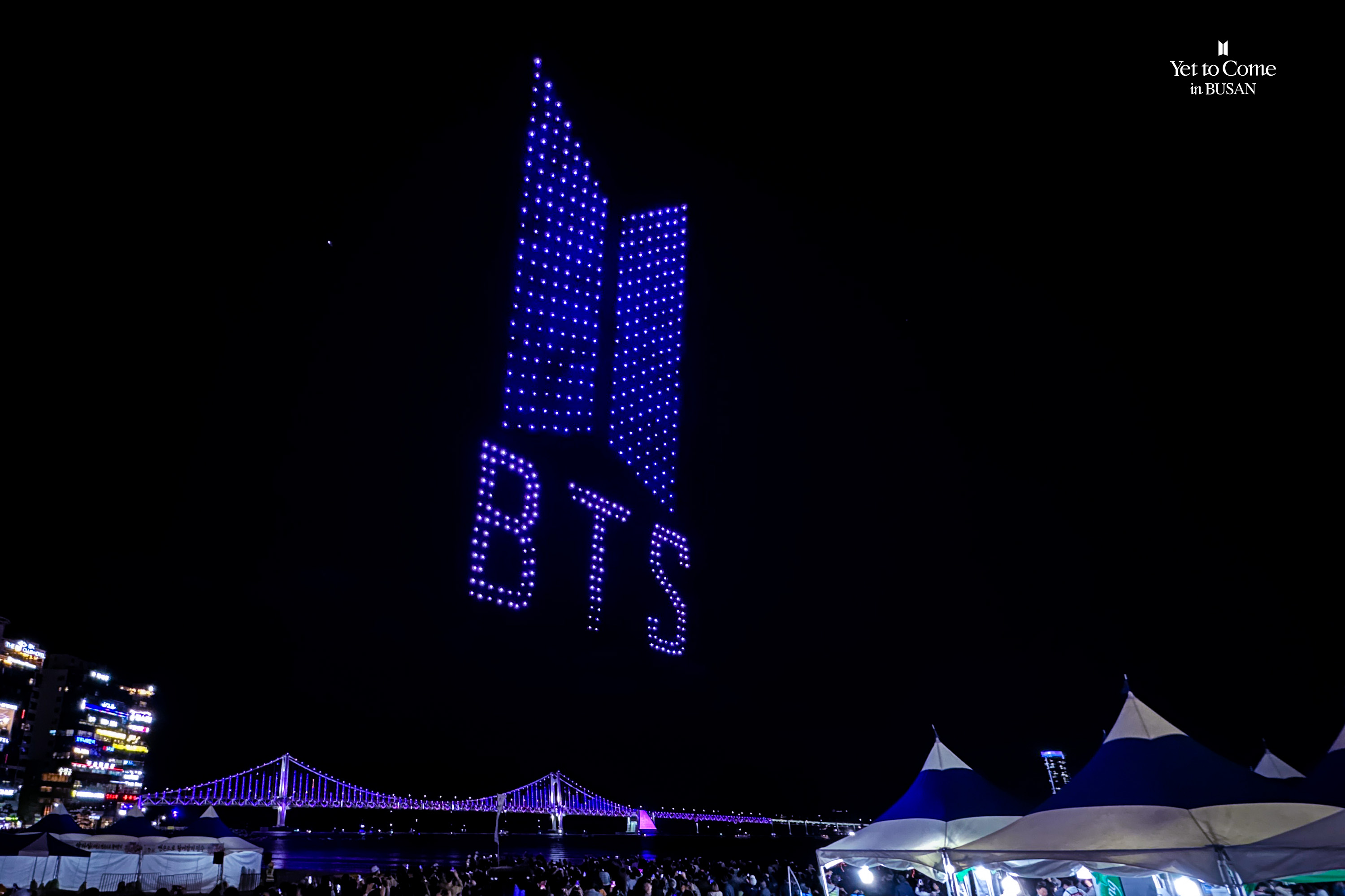 BTSコミュニティ投稿 - 💜 WEVERSE IN BUSAN BTS <Yet To Come> in BUSAN (5) Fire ~  Fire ~ 🔥 公演は終わりましたが、釜山の熱気は終わっていません。 広安里に浮かべた紫色の素敵なドローンショー  真に楽しむARMYの皆さんが集まったロッテワールドのアフターパーティー ...