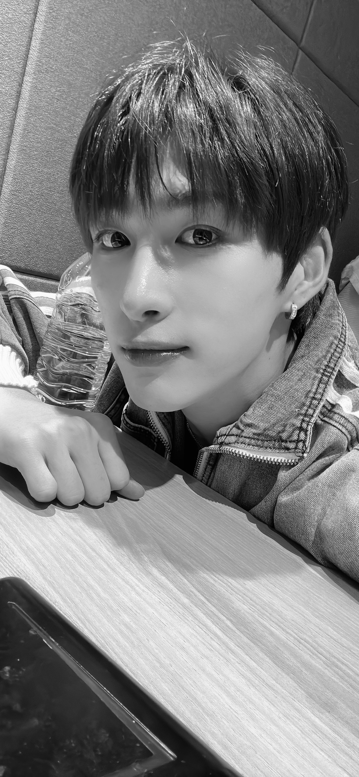 JUST B 커뮤니티 포스트 - 온리비 덕분에 매 무대 항상 행복하게 할 수 있는 거 같아요 그대들이 주는 좋은 에너지 저희가 더욱더 좋은 음악과... 