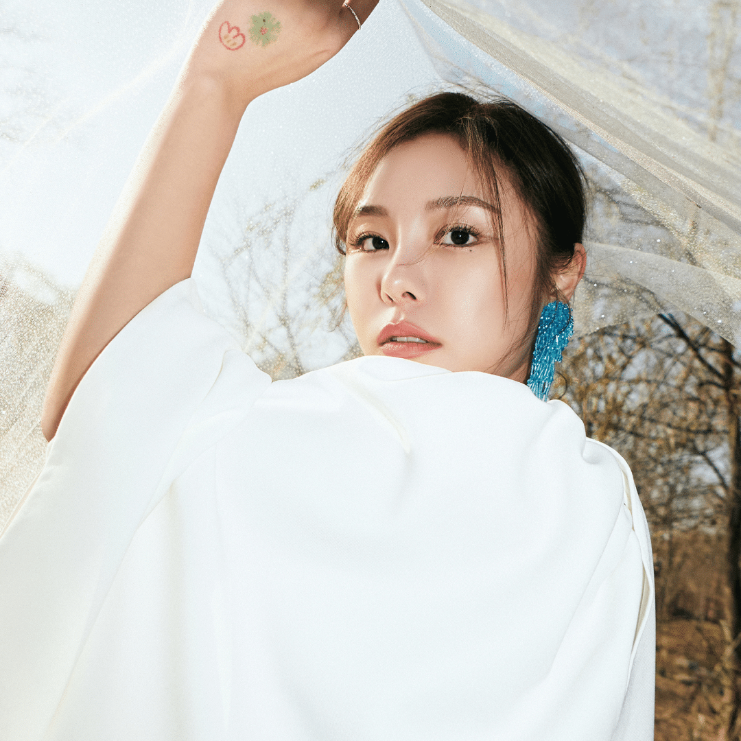 Wheein Whee album. Хвиин женщина.