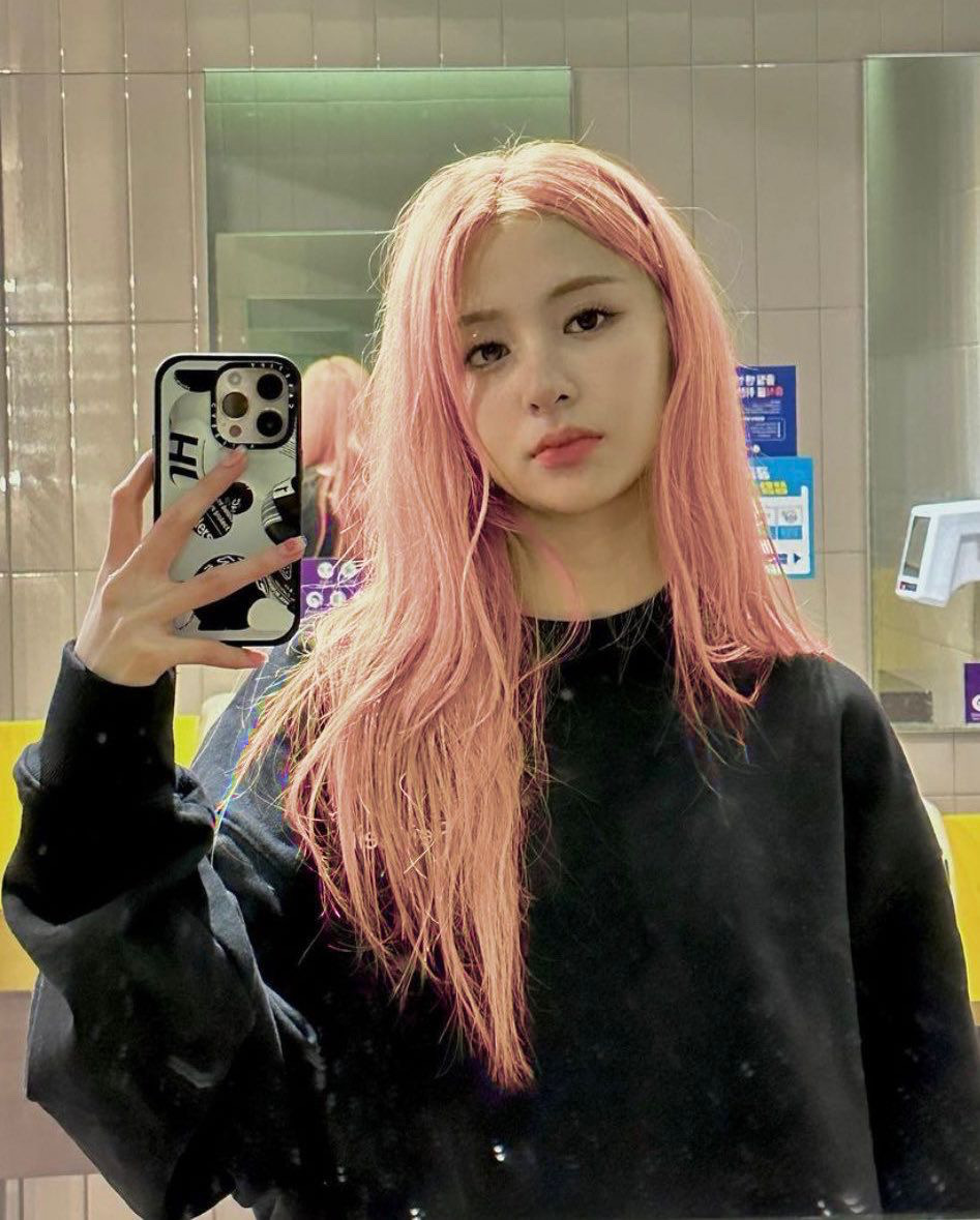 LE SSERAFIM Community Post - yunjin you should definitely go pink
