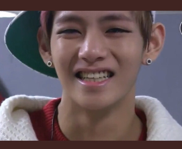 BTS Community Posts to_v テテって昔からすごく気ー遣い〜なんだと思うの。この1枚も…頑張って笑顔作ってくれている