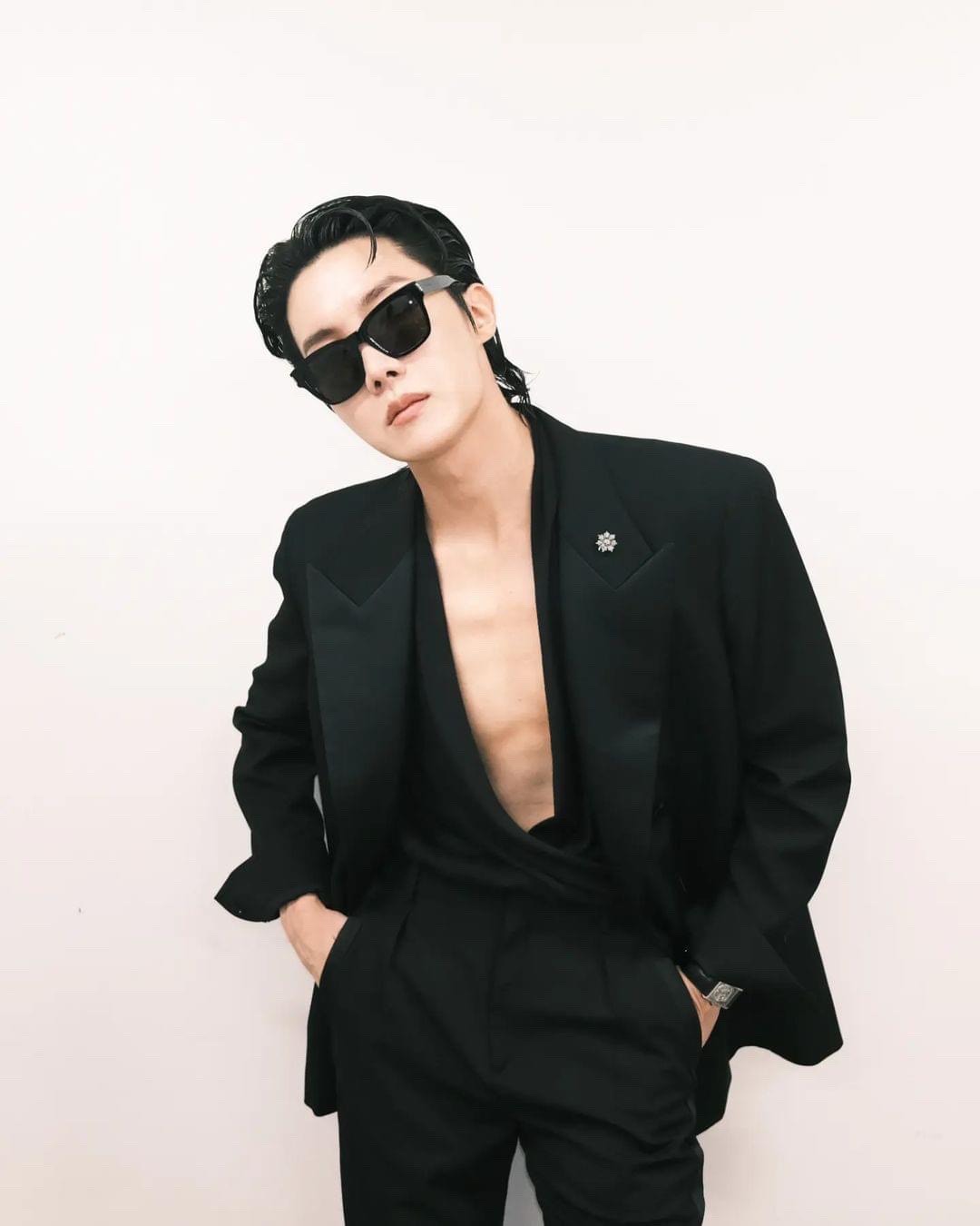 BTS Community Post - 정장 조금 더 풀어도 될까요