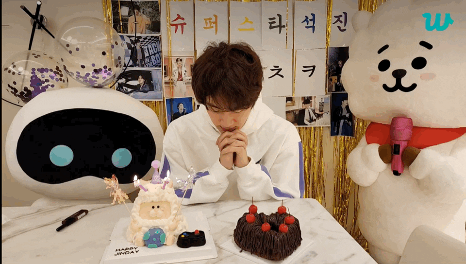 BTS Community Post - 身につけてるもの全部を引き剥がして 🕯.*がなかなか消えなくて頬っぺがパンパンで 🎂を手で一刀両断 ...