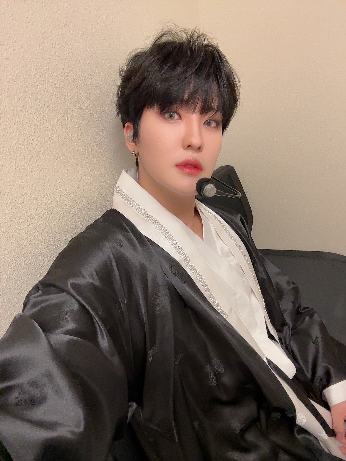 Louis Korean Rapper The KingDom Community Post - 퉤퉤퉤 - LOUIS