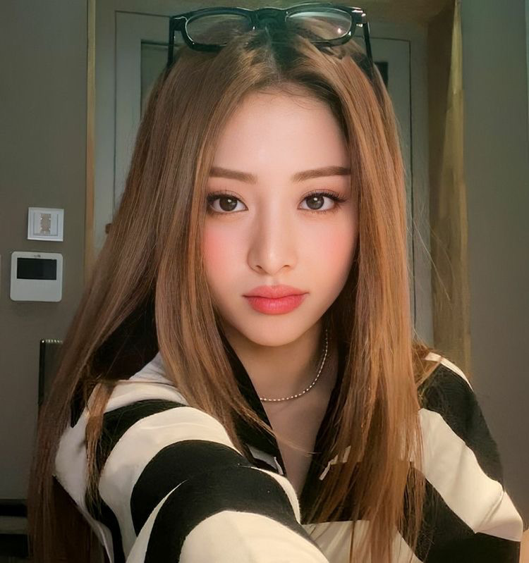 LE SSERAFIM Community Post - yunjin my friend has a crush on you