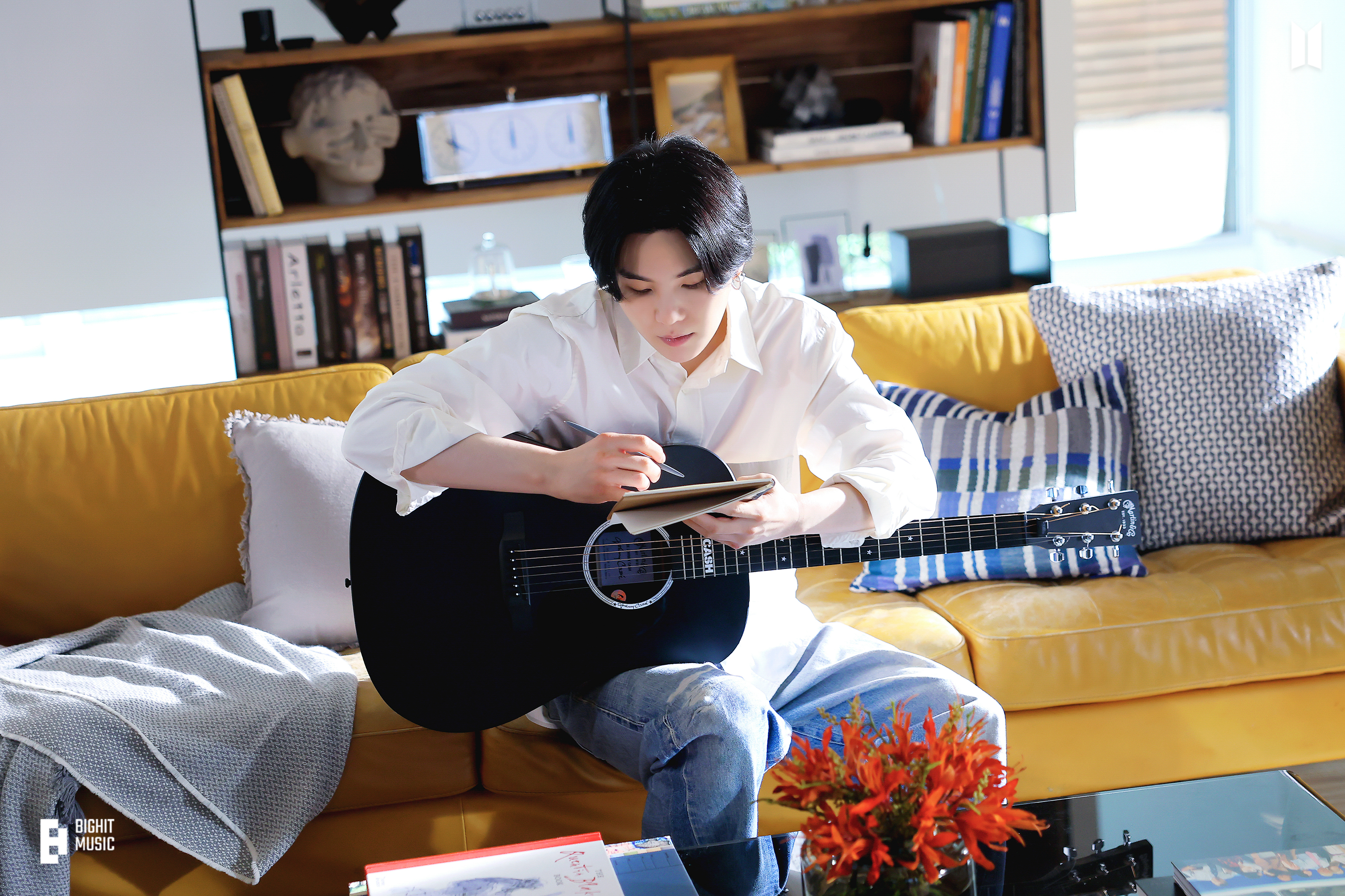 Imagen de BTS de Weverse - Agust D '사람 Pt.2 (feat. 아이유)' MV