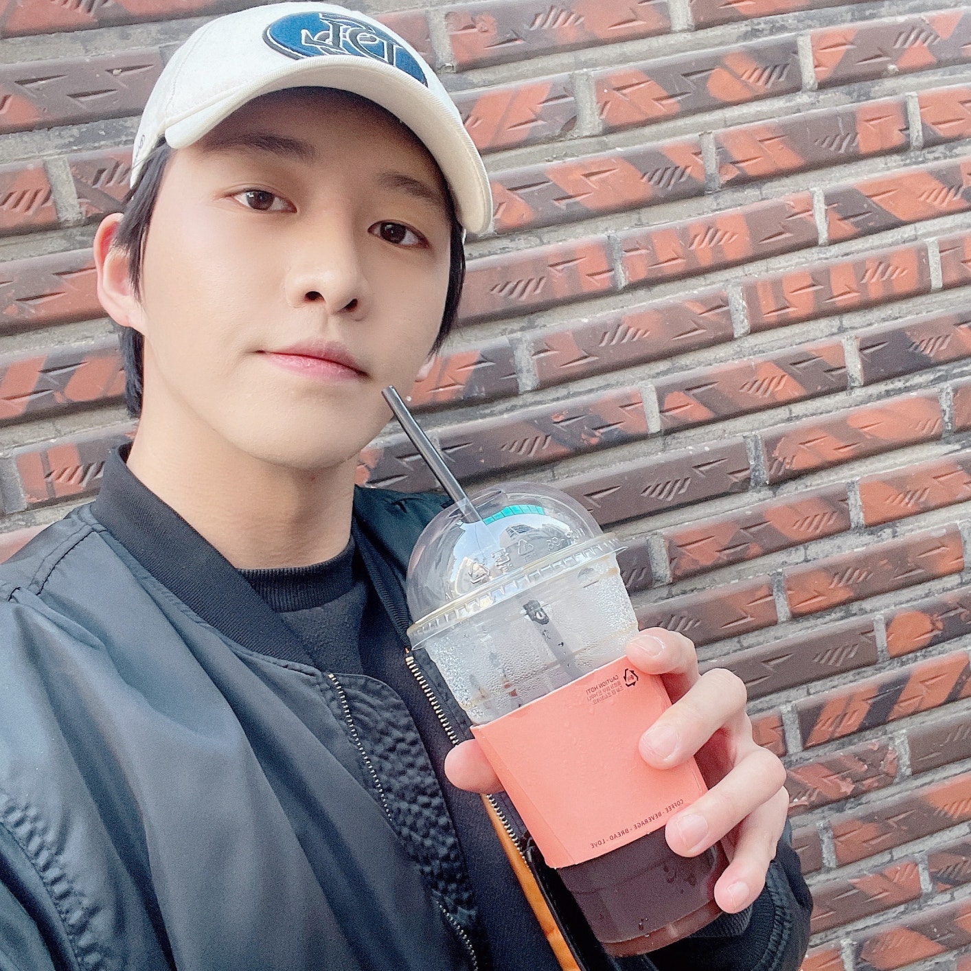 B.I.G 커뮤니티 포스트 - 커피 한잔의 여유😝 - 진석