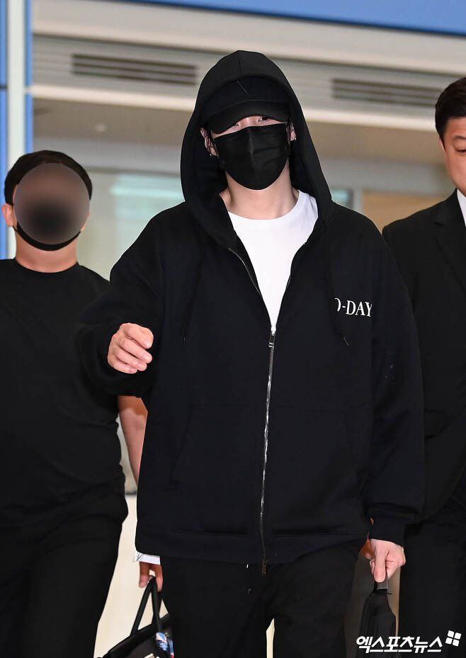 BTS 커뮤니티 포스트 - [📸 PHOTOS] #SUGA has safely arrived back in