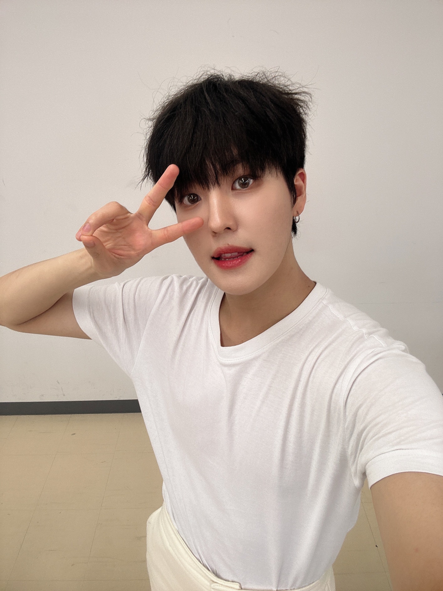 Louis Korean Rapper The KingDom Community Post - - LOUIS