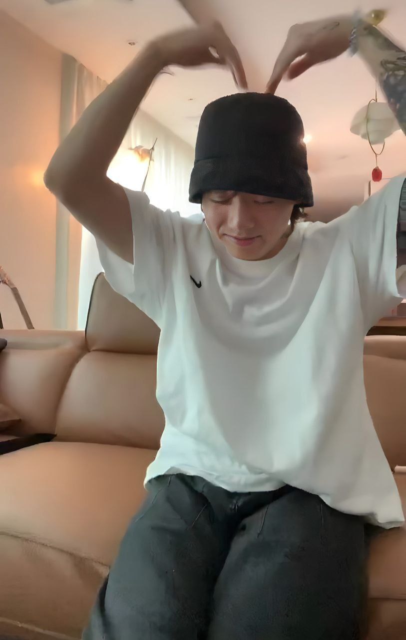 BTS Community Post - Jungkook Live [HD PHOTOS📸]