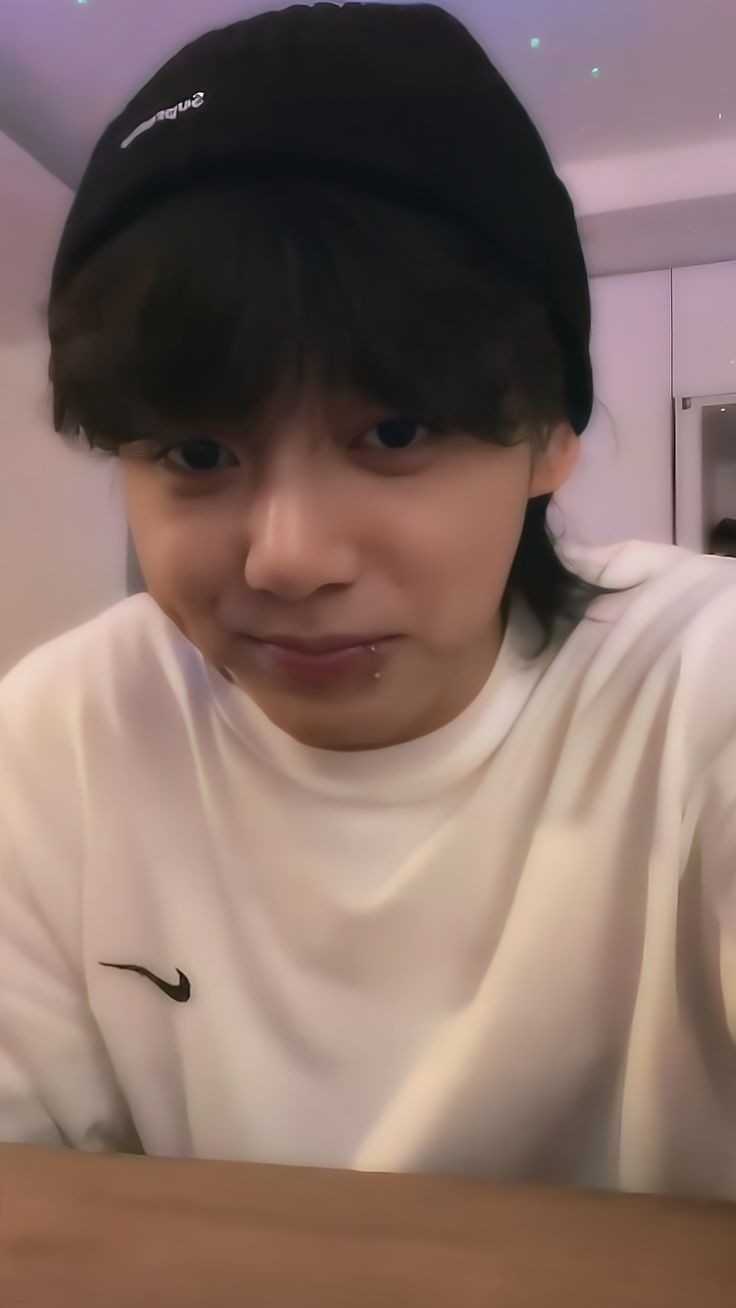 BTSコミュニティの投稿 - 💜✨[ JUNGKOOK WEVERSE LIVE TRANSLATION | 😍 🐰 i'm assuming  all of you are aware 🐰 idk what kind of article was uploaded but all of  you know huh! 🐰