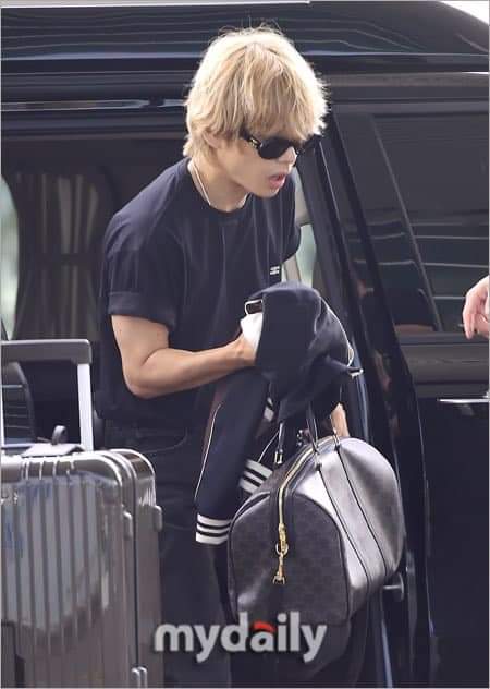 BTSコミュニティの投稿 - ❤️✨Taehyung leaving to Paris for