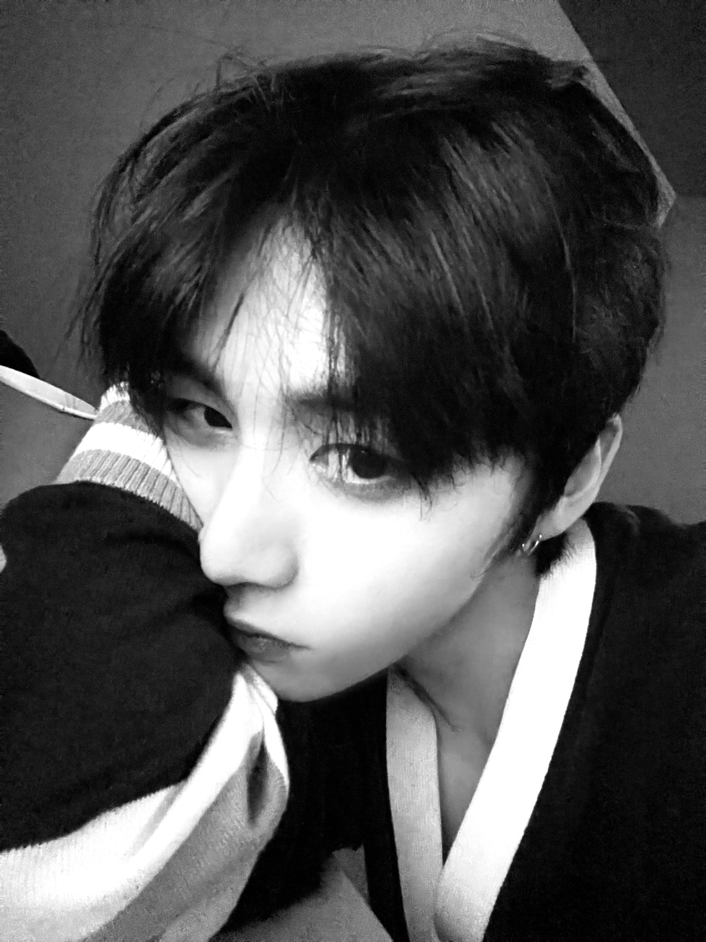 BOYNEXTDOOR 커뮤니티 포스트 - 여러분 잘 자요 🖤 저는 지금 작업실 🎶 - 태산 BOYNEXTDOOR 커뮤니티 포스트 - 여러분 잘 자요 🖤... 