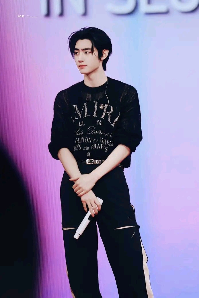 ENHYPEN Community Posts - He's so tall and handsome as hell