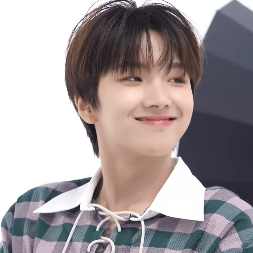 BOYNEXTDOOR 커뮤니티 포스트 - #to_woonhak #to_운학 운학아 사진 골랐어? 어떤 사진이 선택할지 궁굼하네🤔 ...