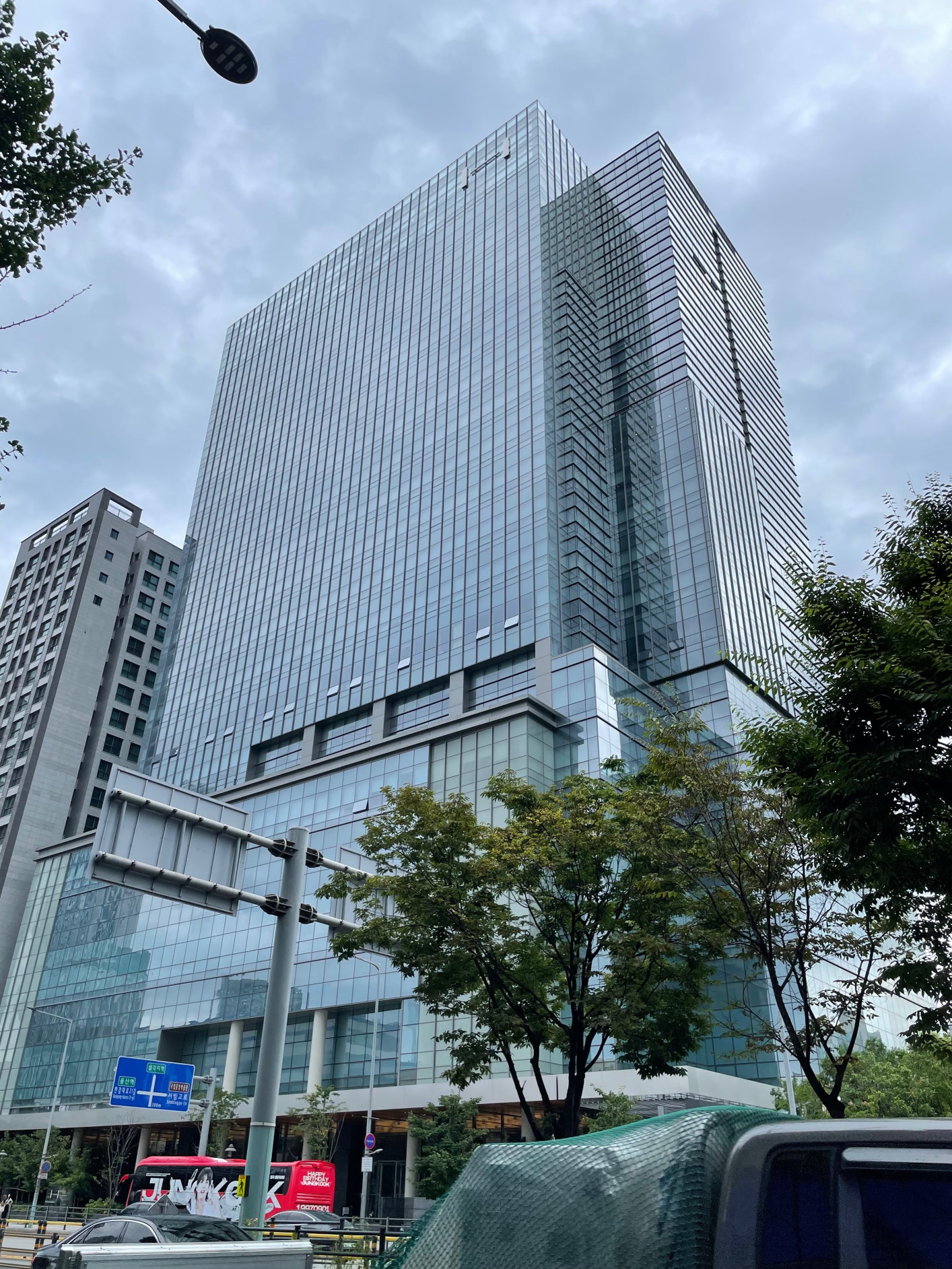 BTS Community Posts 初めて韓国に行ってきた!!😆 HYBEに着いたときは 映像で見てたのと同じ建物があって衝撃と喜びが