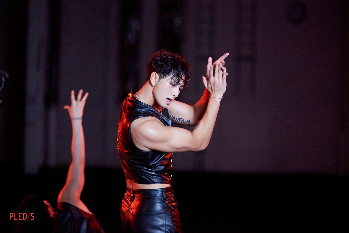 Weverse BAEKHO(KANG DONG HO) Image - 백호 (BAEKHO) ‘엘리베이터’ Official ...