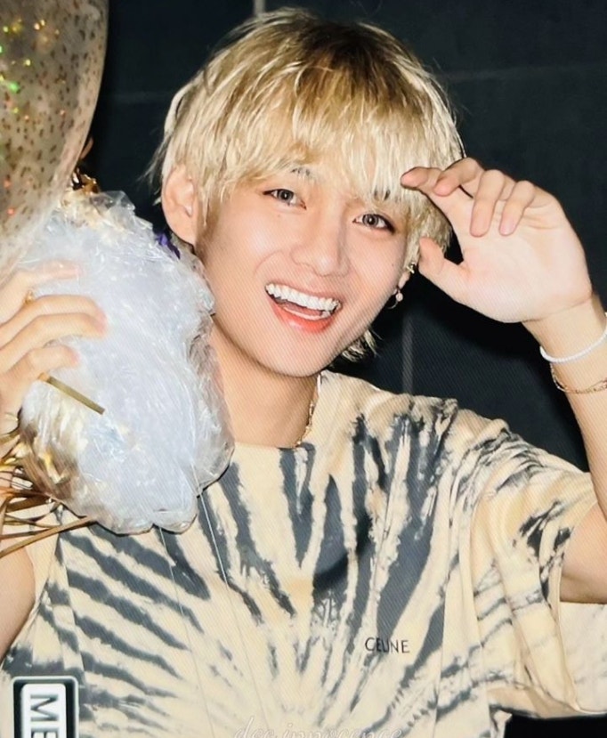 BTS Community Posts - Everyone keep streaming