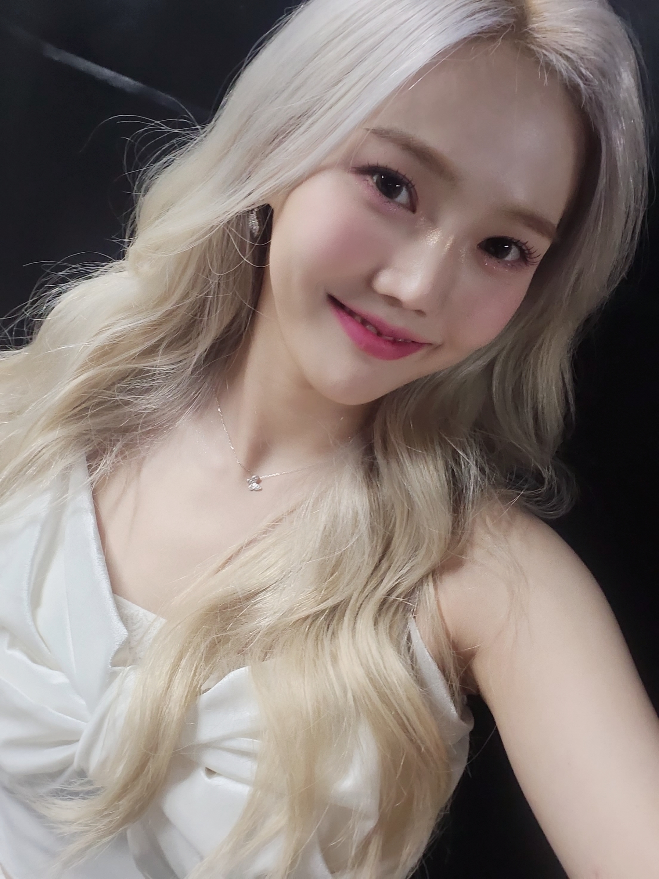 쬬나침~채채모닝!~ 새로운 한 주의 시작, 월요일 아침이야~ 다들 주말 잘들 보냈어? 난 주말동안 쉬기도 하고 좋은 사람들도 만나고  그러면서 의미있게 잘 보냈어~ 몸은 추워도 마음은 따스한 그런..? 2025년도도 얼마 안남았어~ 한 해가, image size:2160x2880