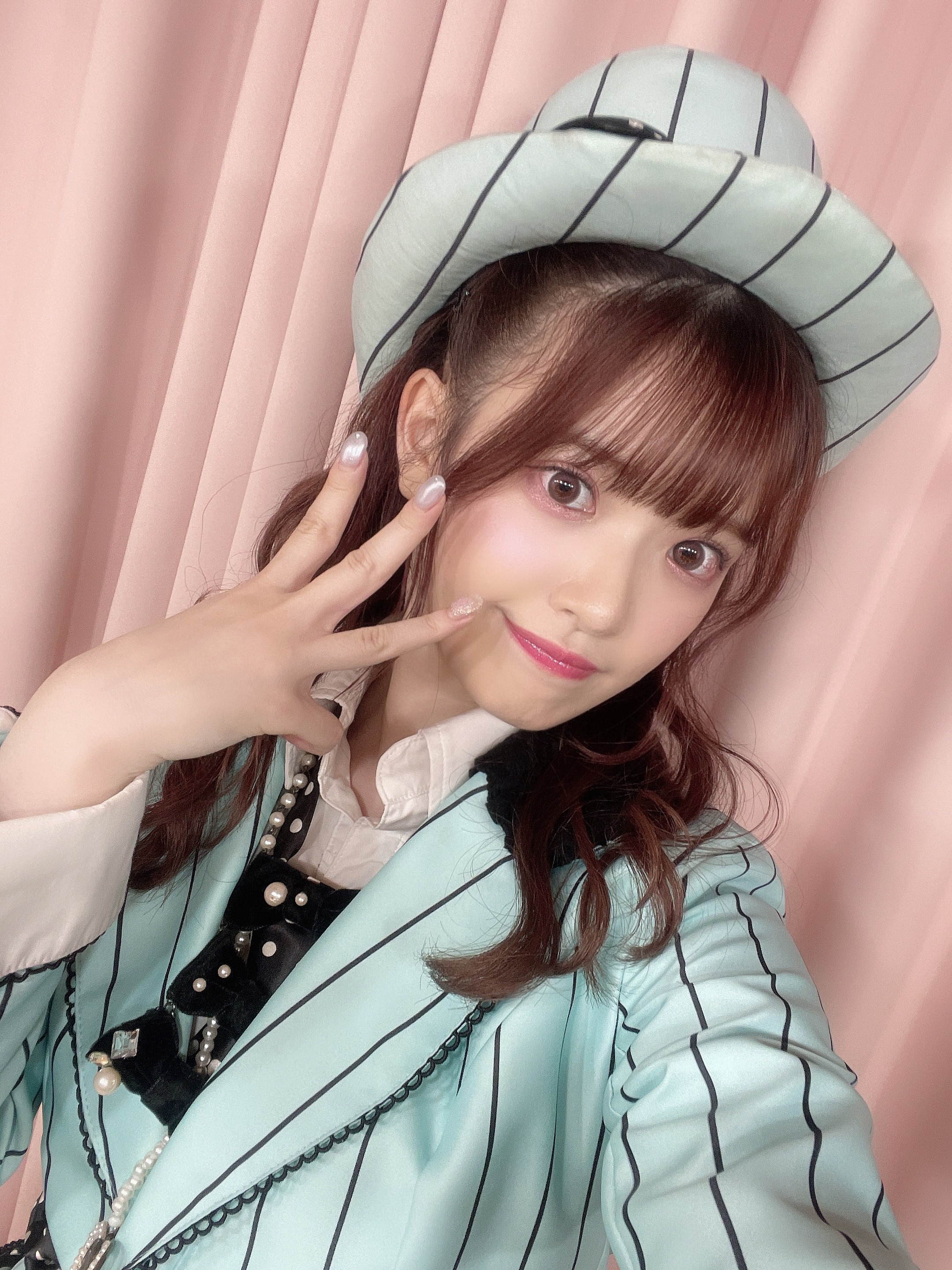 AKB48 Community Post - 「Weverse」の“W”ポーズ😚🩵 DMで皆さん