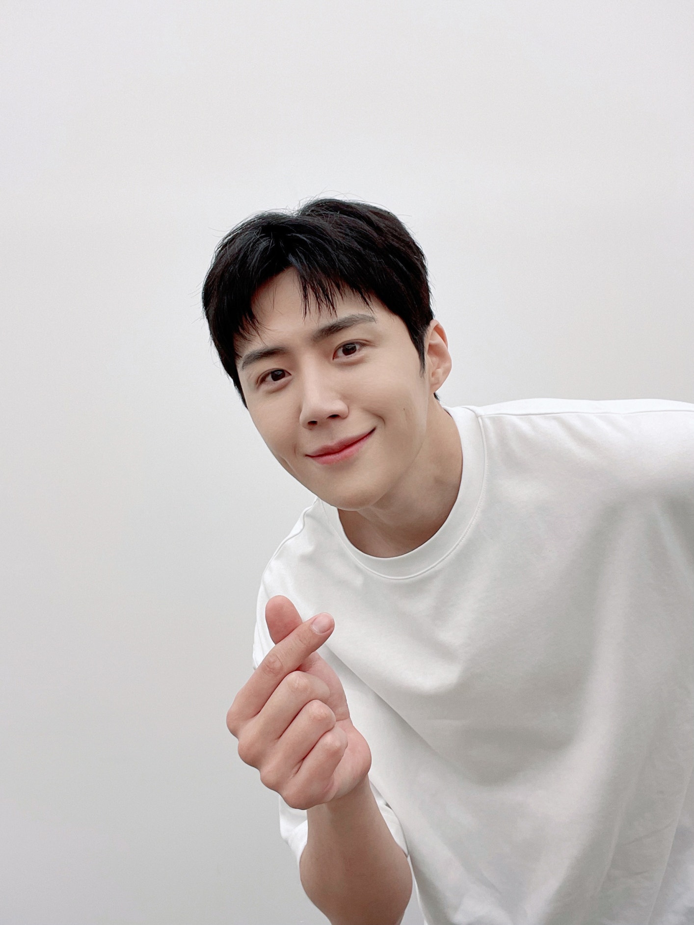 KIM SEON HO 커뮤니티 포스트 - 안녕하세요◡̈ 위버스에서는 처음 인사드려요! 저... 머... 머리 잘랐어요 ㅎㅎ 아직 어색해요 ㅎㅎ 잘... 