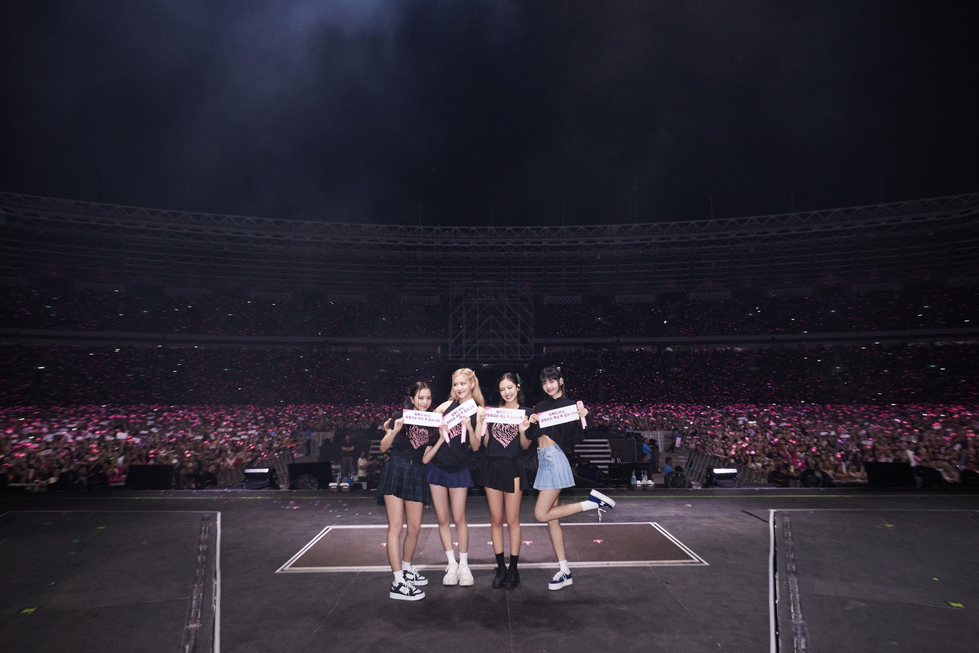 BLACKPINK WORLD TOUR [BORN PINK] JAKARTA GROUP PHOTO