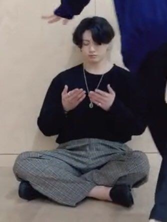 BTS Community Posts - people who are sharing jungkook's leaked pictures