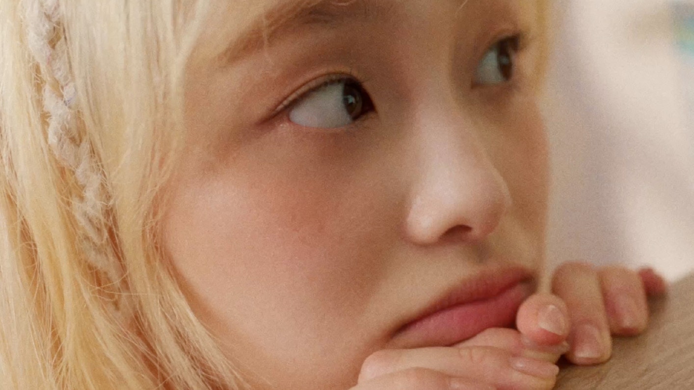 weverse-chuu-media-chuu-1st-mini-album-howl-what-are-you-doing-now