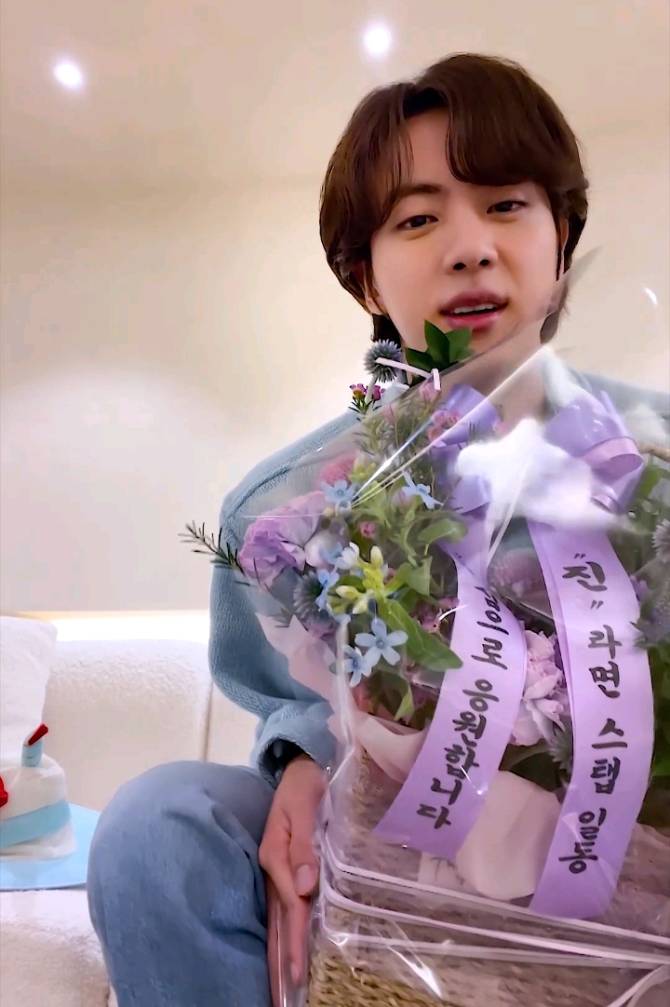 BTS Community Post - С днем рождения! 🥳🎉 Поздравляю с повышением по ...