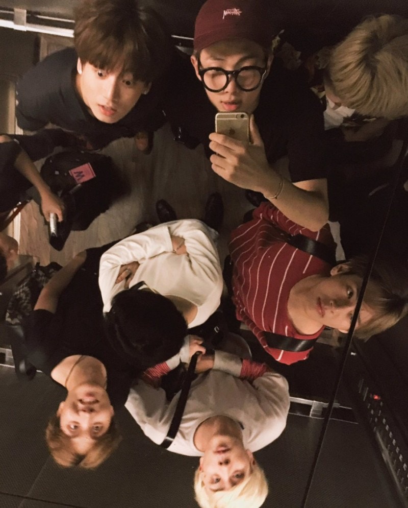 Taehyung junto con sus seis compañeros de BTS. Foto: Weverse   