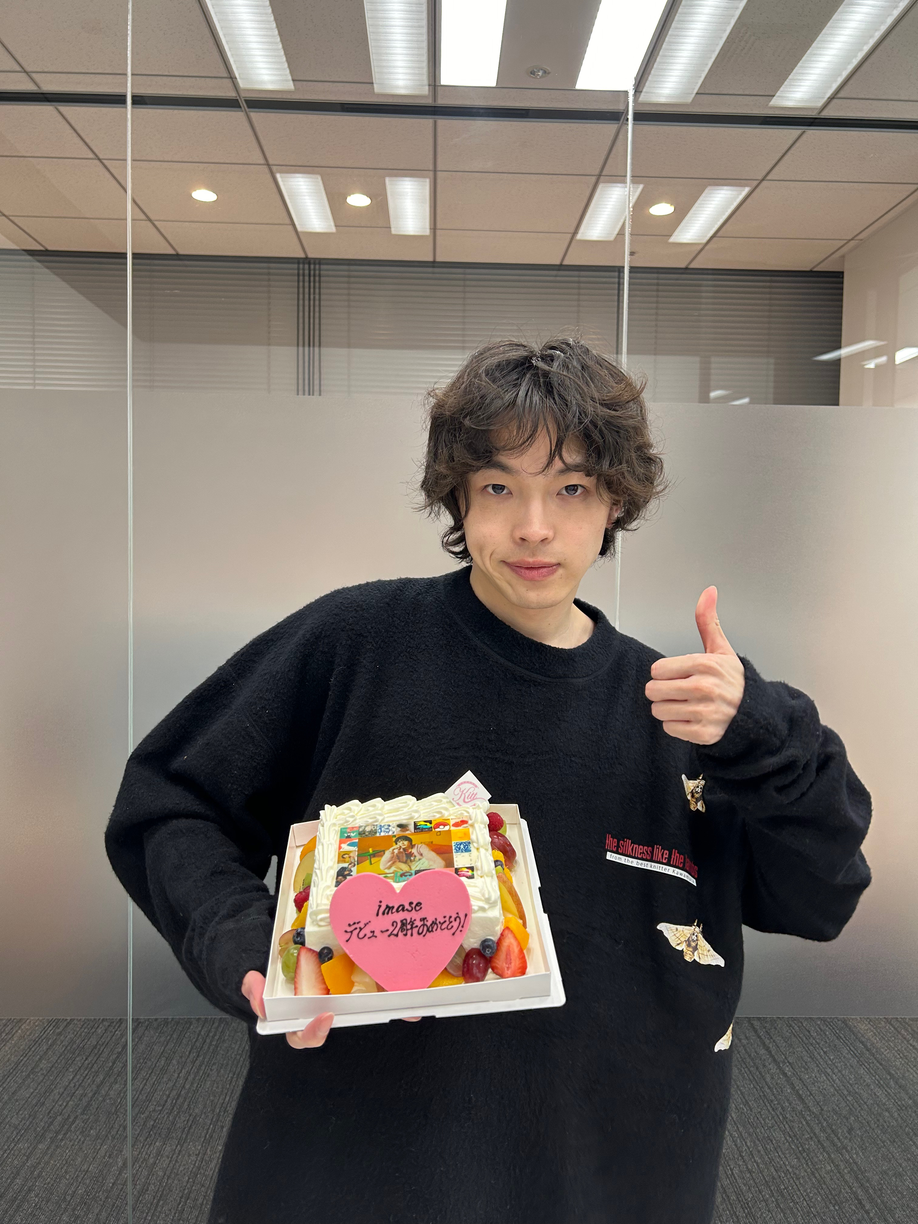 imase 커뮤니티 포스트 - なんと今日はメジャーデビュー2周年の日でございやすっ！！！🍰  あっという間の2周年でしたが、濃密すぎて5年ぐらいに感じるぜ、、、  3年目突入ということで、もっとimaseを知ってもらえるように楽曲制作、ライブ活動に励むぜいっ！！！🙌 更に ...