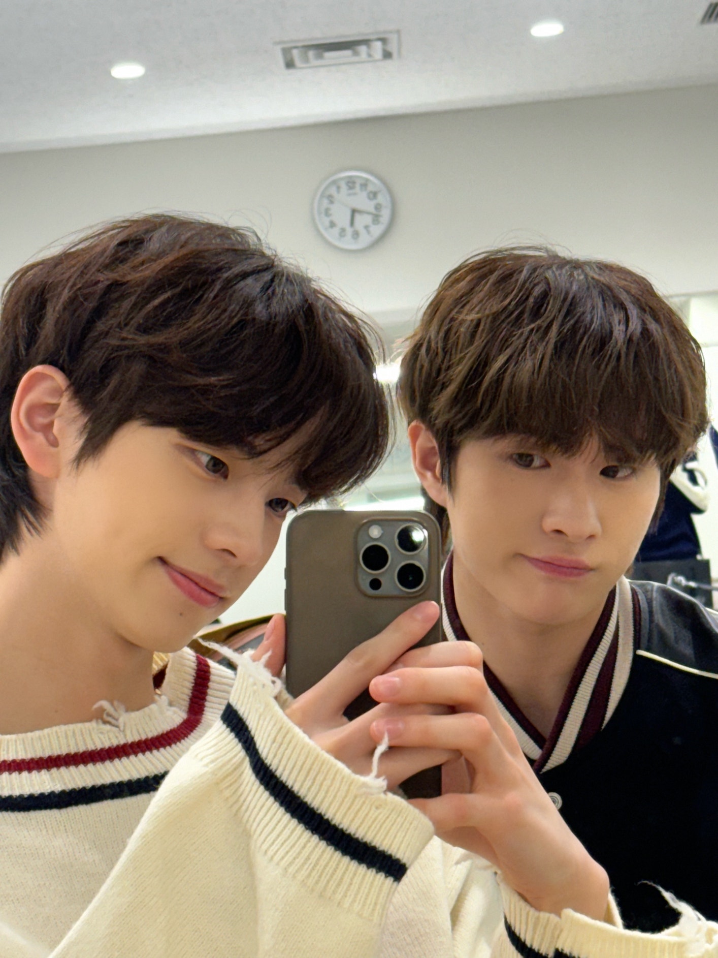 TWS Community Post - 안녕하세요 42분들 저번에 경민이가 저랑 사진을 찍고싶다고 하길래 같이 거울셀카를 찍어 ...
