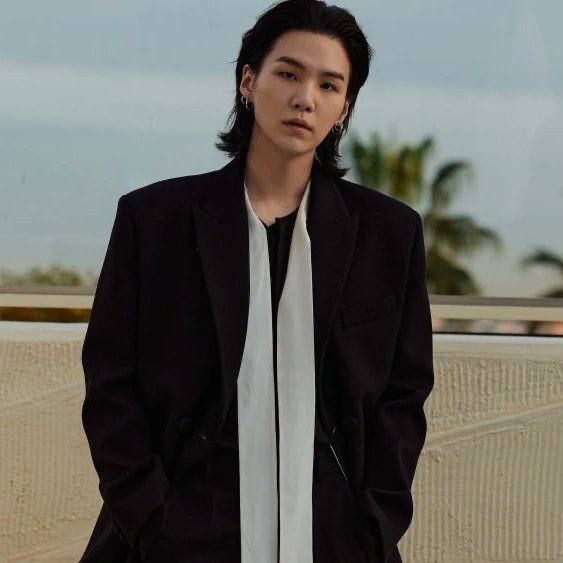 BTS Community Posts - Юнги милый, добрый и живой, Смеётся, пляшет под ...