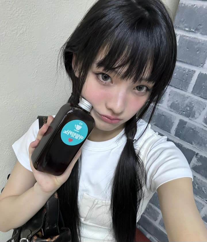 ILLIT社区帖子 - どの髪型も似合うけどツインテしてるいろはちゃん可愛