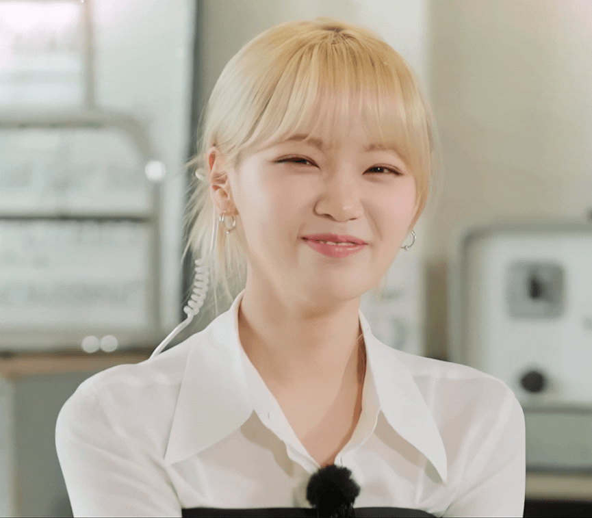 LE SSERAFIM Community Post - 왠지 채원이가 짠! 하고 나타날 거 같은데☺️