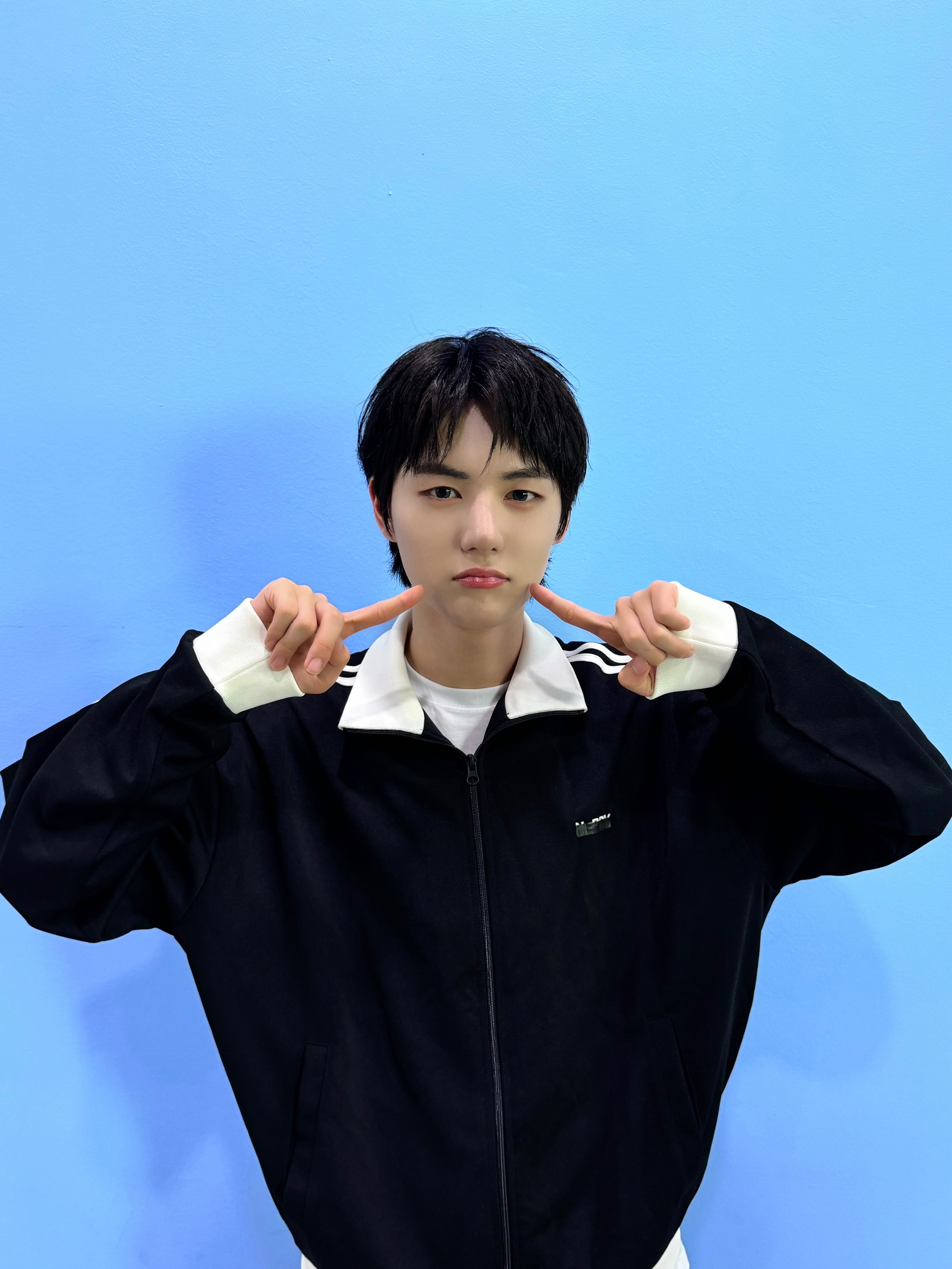 AMPERS\u0026ONE社区帖子 - 앤디어! 지금 아육대 촬영을 마치고 숙소로 돌아왔는데 오늘 앤디어 응원 소리가 아직도 들리는 것  같아요🥺 열심히 응원해줘서 너무너무 고맙고 오랜만에 만난거라 행복했어요!! 이른 새벽부터 늦은 밤까지 같이 기다려주면서 응원하는게 쉽지, image size:3025x4032