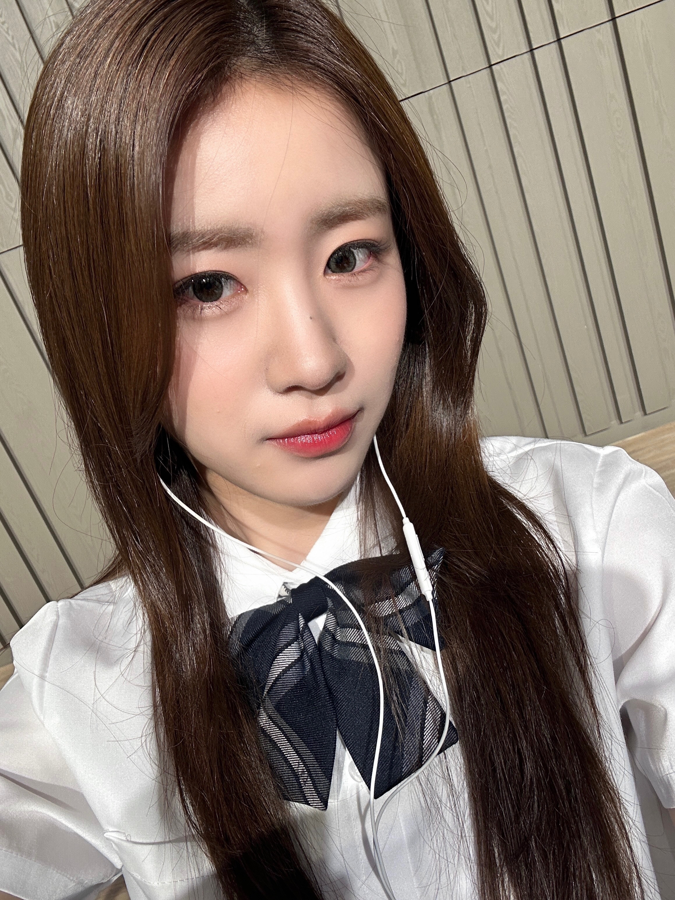 WOOAH社群貼文 - 안녕 나 서문여고에서 새로 전학 온 박진경인데 앞으로 잘부탁해~ 친하게 지내자 - WOOYEON