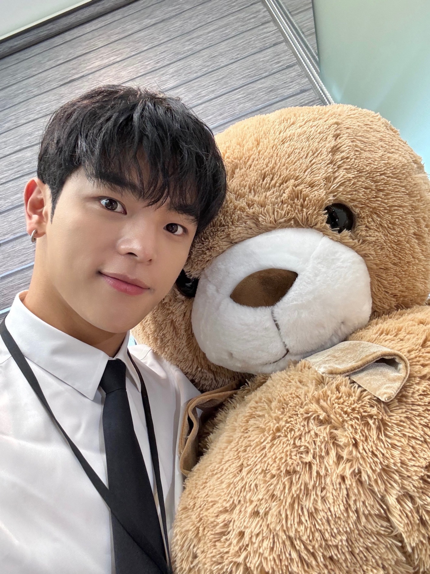 KIM WOOJIN Community Post - 포토챌린지 6일차🧸 / 낮은 곳에서 올려찍기 - KIM WOOJIN