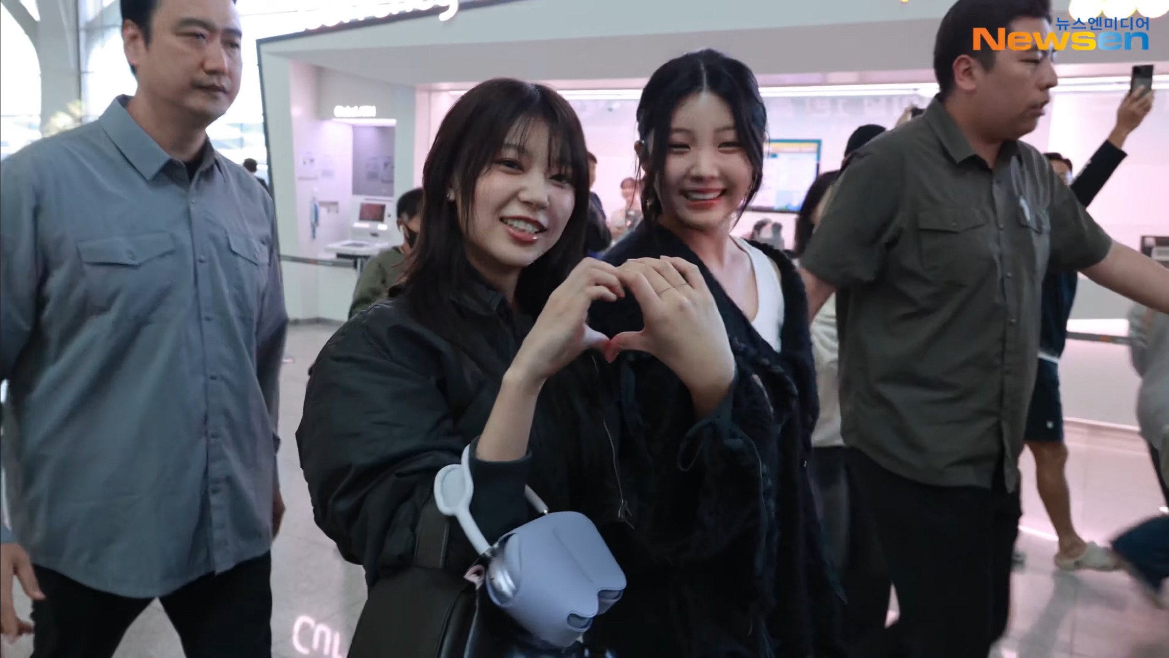 ILLIT Community Post - the moka and wonhee hand heart was the