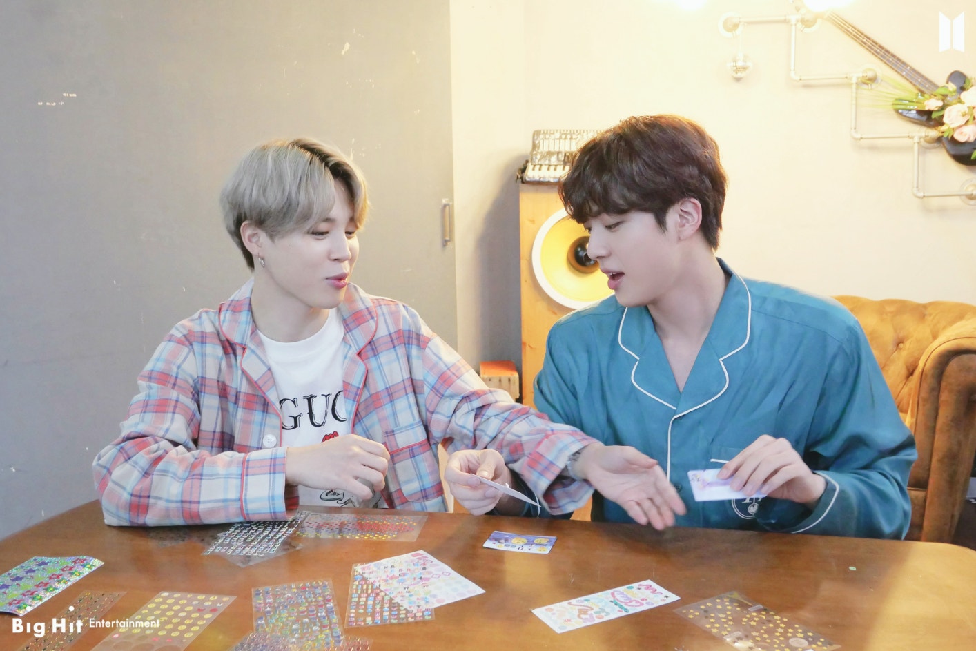 BTS Community Posts - ジンはジミンにとって 安心して甘えやすい相手なんだろうな🐹🐥🐹 なにかの映像で顔を近づけてきたジ ...