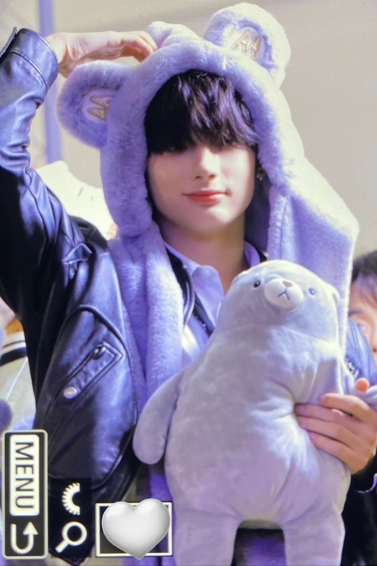 TOMORROW X TOGETHER Community Posts Our Diamond Maknae with plushies!!!