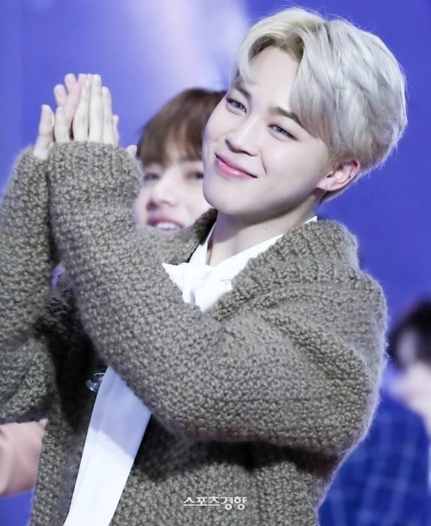 Bts Community Posts 💫 지민시 ⏰ Jimin Time 민아 친구와 약속 취소돼 원래 일정대로 요가가야 되는데 추적추적 겨울비 핑계삼아 집에 있고 싶다