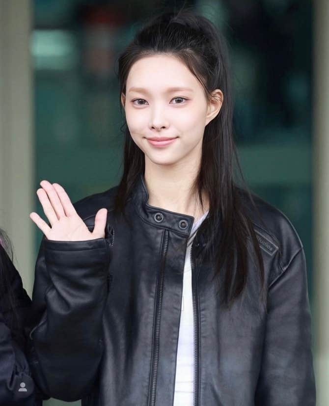 ILLIT Community Post - I was sleeping and i SEE THAT ILLIT was in the